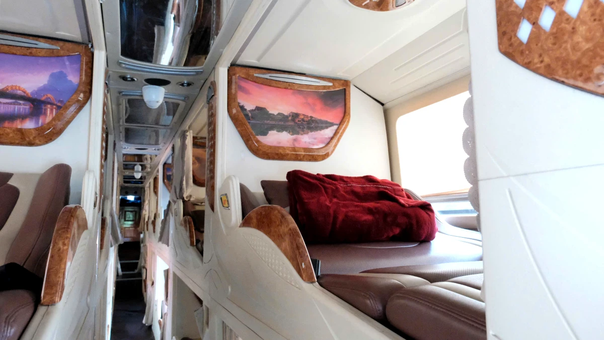 Mobile hotel buses and cabin buses